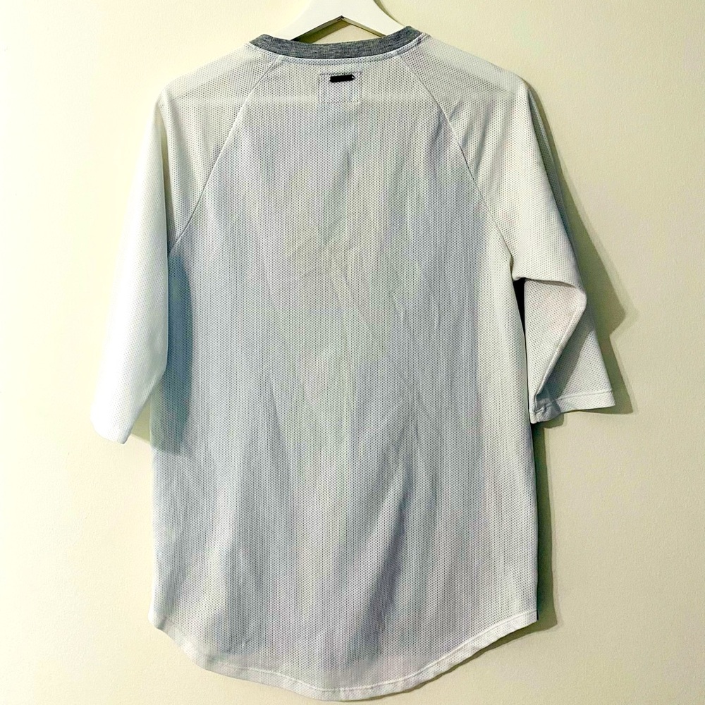 White Gray T-Shirt by GUESS with half way sleeve - Picture 2 of 8